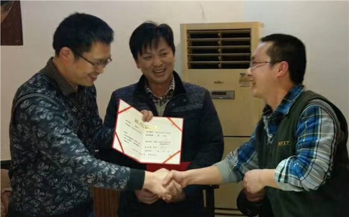 年度總結(jié)暨表彰會，員工喜領(lǐng)股權(quán)證書、榮譽(yù)證書和獎金